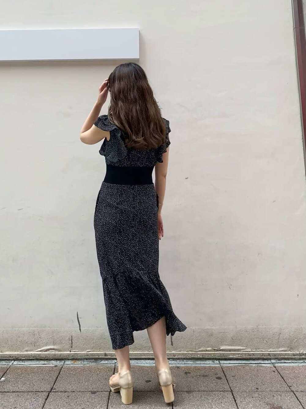 その他のパンプス、ブラック系のワンピース、ゴールド系のネックレスを着用したレディースの夏コーディネートの3枚目の写真