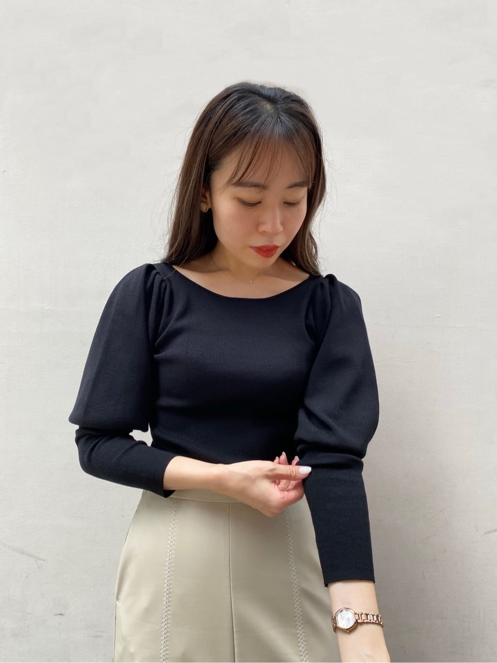 ホワイト系のスカート、ブラック系のその他シューズ、その他のテーラードジャケットを着用したレディースの秋コーディネートの4枚目の写真