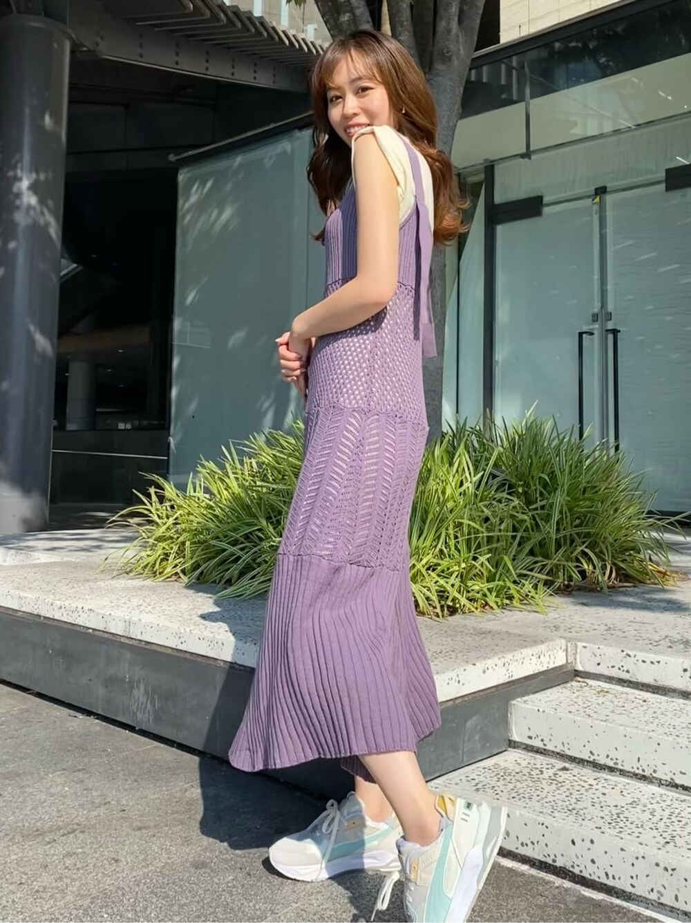 パープル系のワンピース、ホワイト系のスニーカーを着用したレディースの夏コーディネートの2枚目の写真