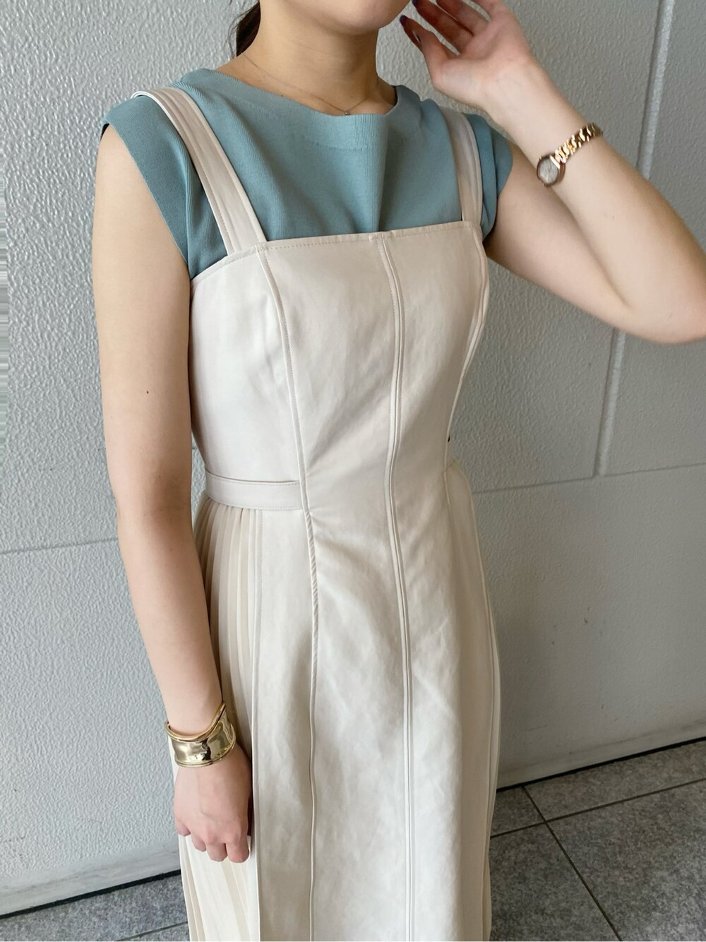 ホワイト系のワンピース、グリーン系のニット/セーターを着用したレディースの春コーディネートの4枚目の写真