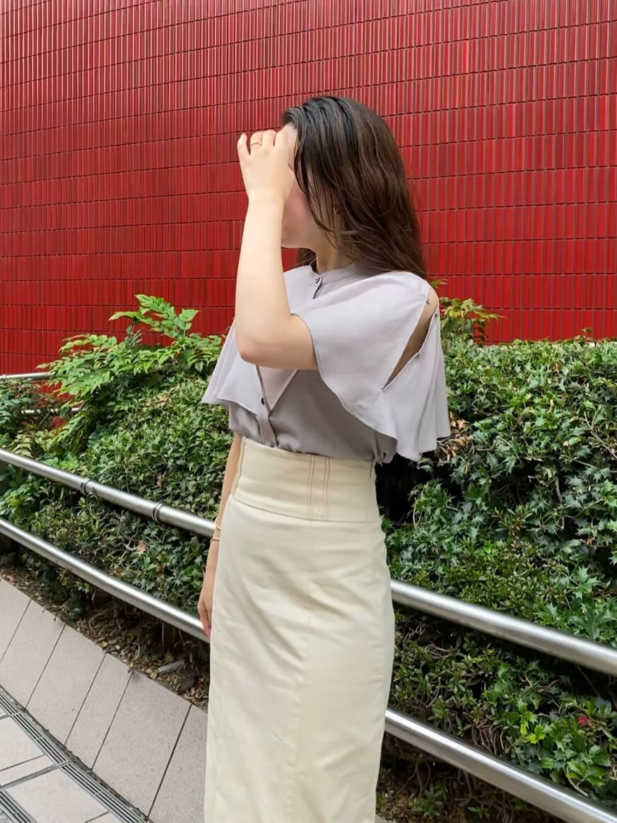 ホワイト系のスカート、ベージュ系のサンダル、グレー系のシャツ/ブラウスを着用したレディースの夏コーディネートの4枚目の写真