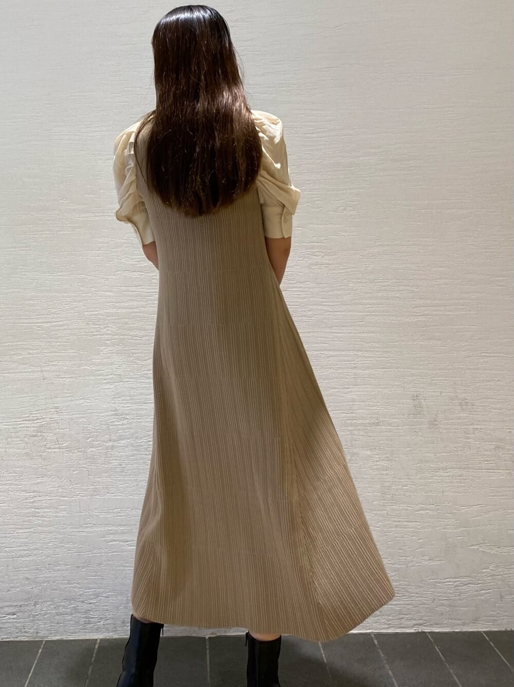 ベージュ系のワンピース、ブラック系のブーツを着用したレディースの秋コーディネートの3枚目の写真