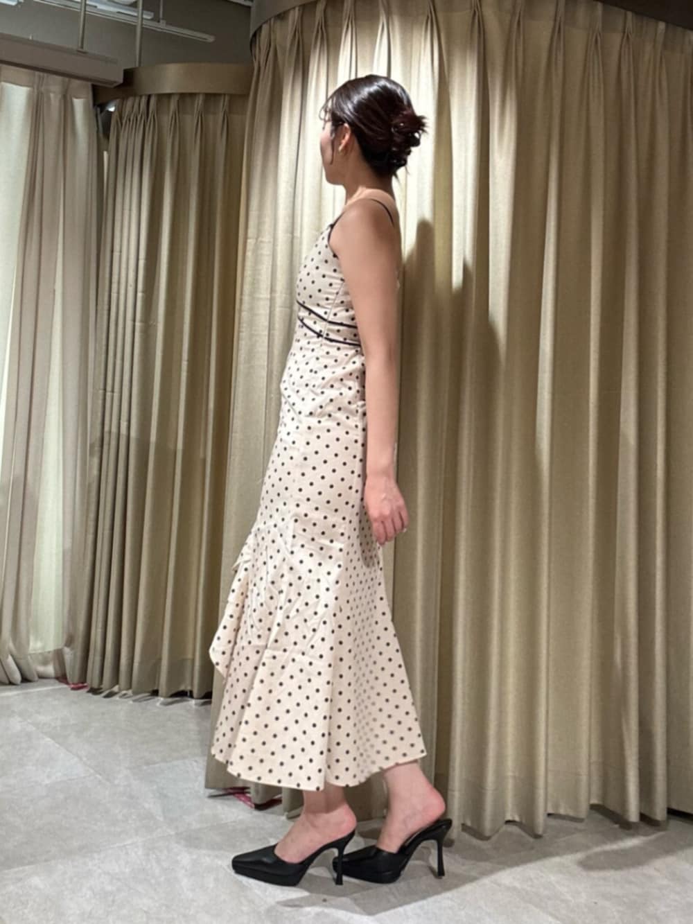 ブラック系のパンプス、ホワイト系のワンピースを着用したレディースの秋コーディネートの2枚目の写真