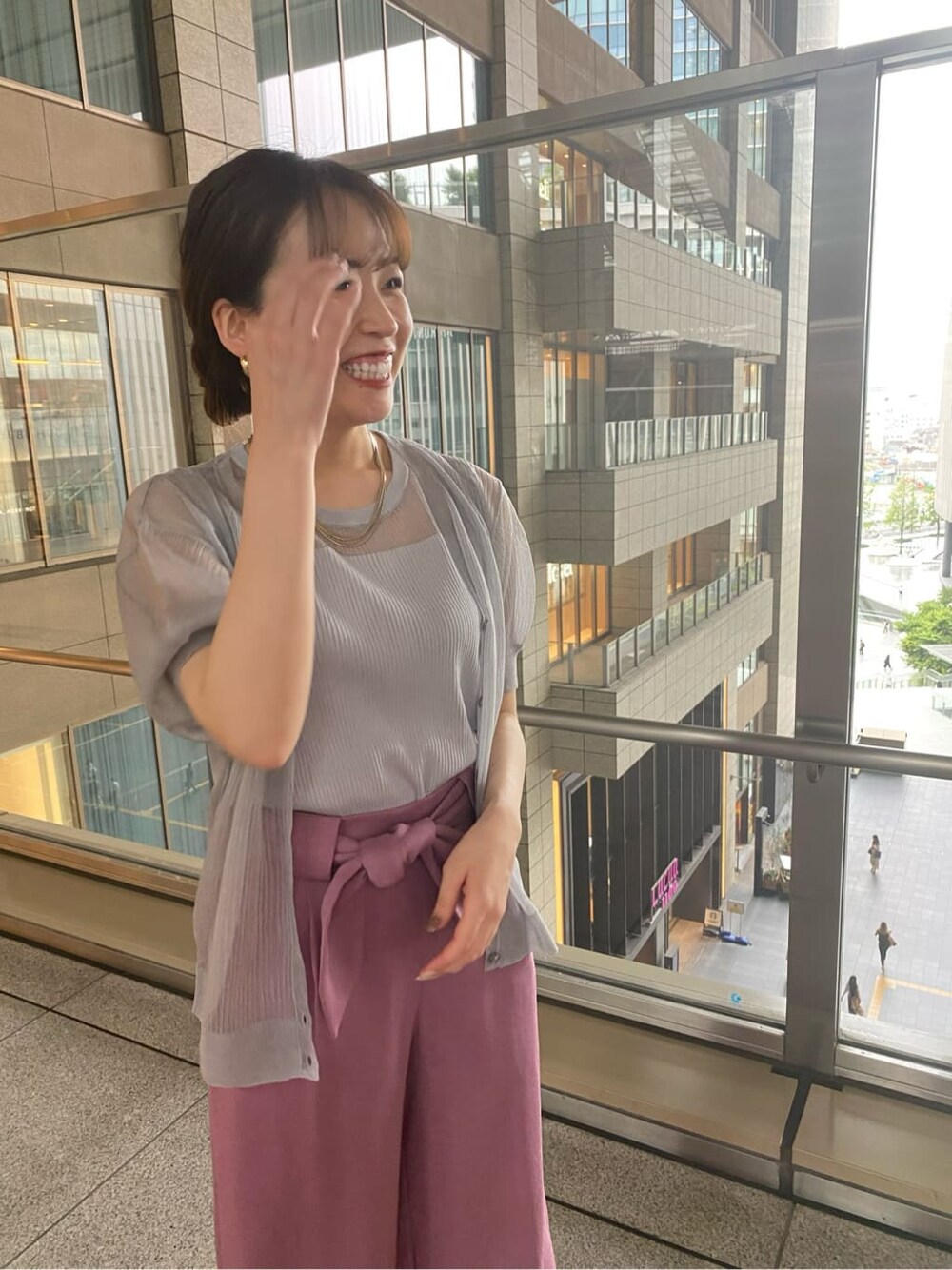 ピンク系のその他パンツ、ブラック系のその他シューズ、グレー系のニット/セーターを着用したレディースの夏コーディネートの2枚目の写真