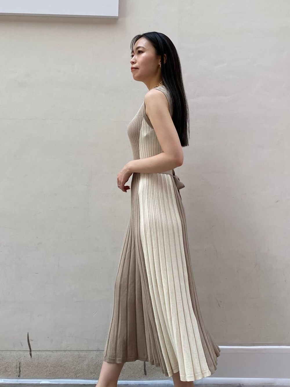 ベージュ系のワンピースを着用したレディースの夏コーディネートの4枚目の写真