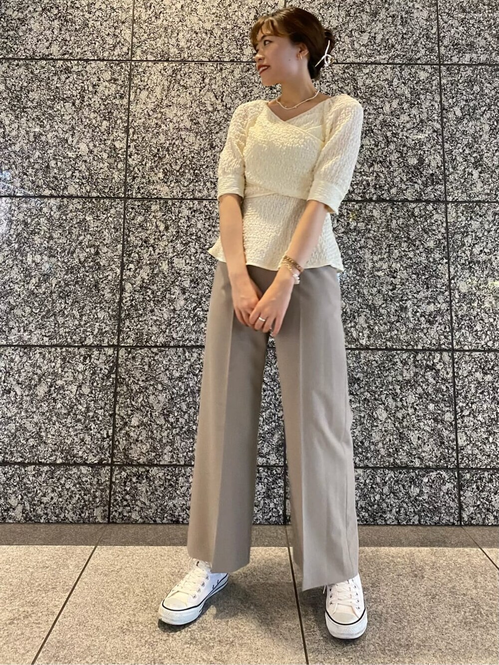 ホワイト系のシャツ/ブラウス、グレー系のその他パンツ、ホワイト系のネックレスを着用したレディースの夏コーディネートの2枚目の写真