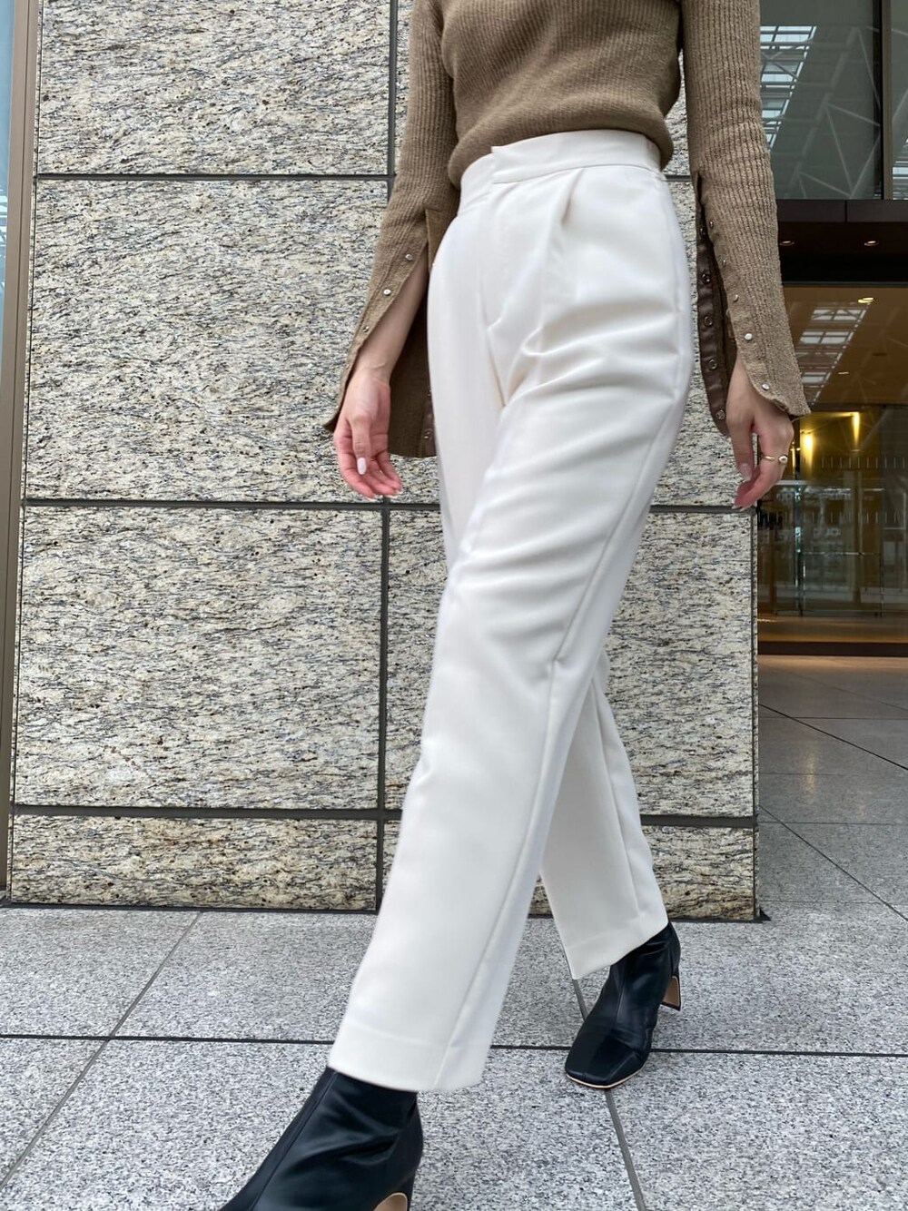 ブラック系のその他シューズ、ブラウン系のその他アウター、ホワイト系のその他パンツを着用したレディースの秋コーディネートの8枚目の写真