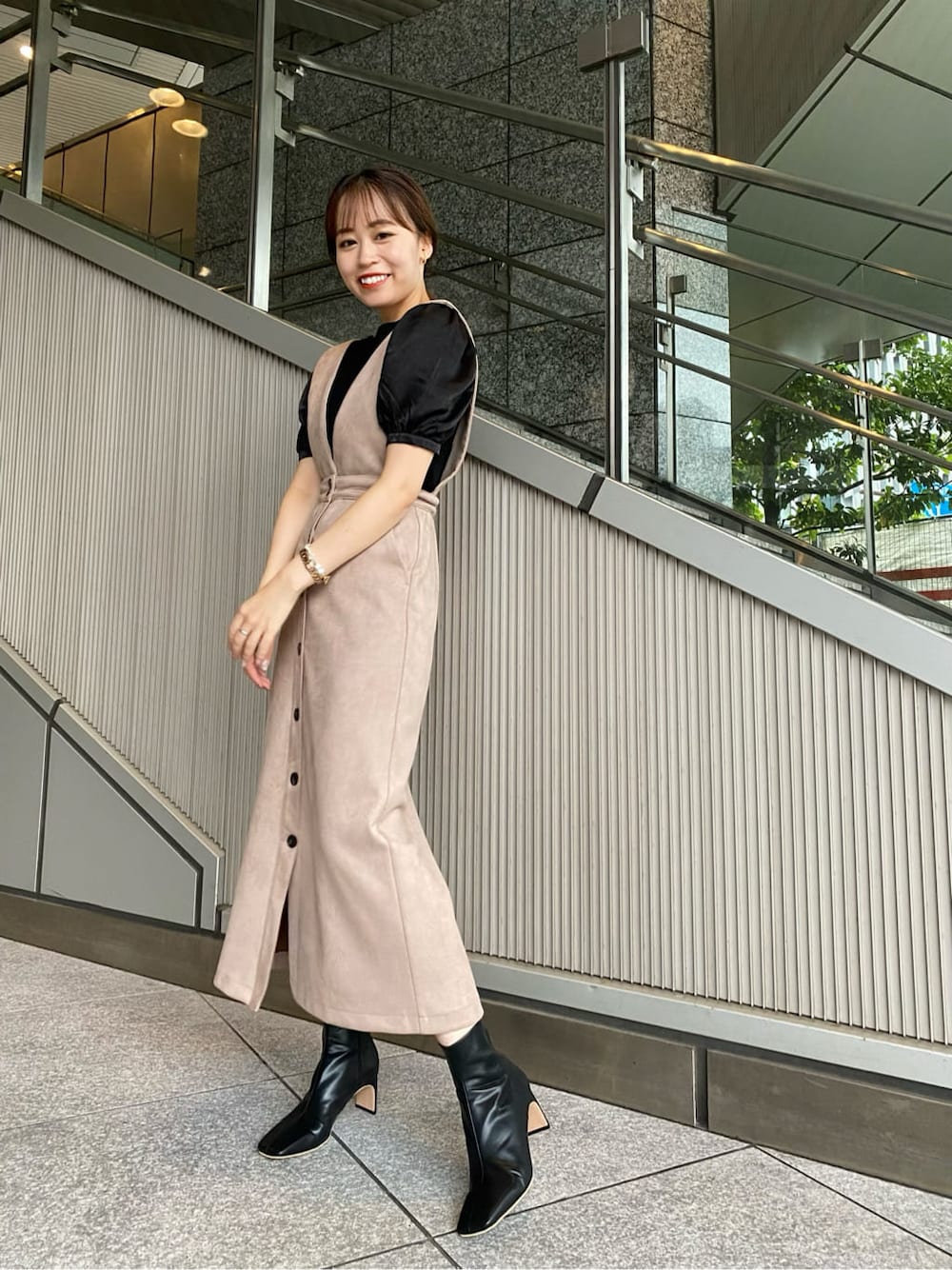 ブラック系のニット/セーター、ベージュ系のスカート、ブラック系のその他シューズを着用したレディースの夏コーディネートの2枚目の写真