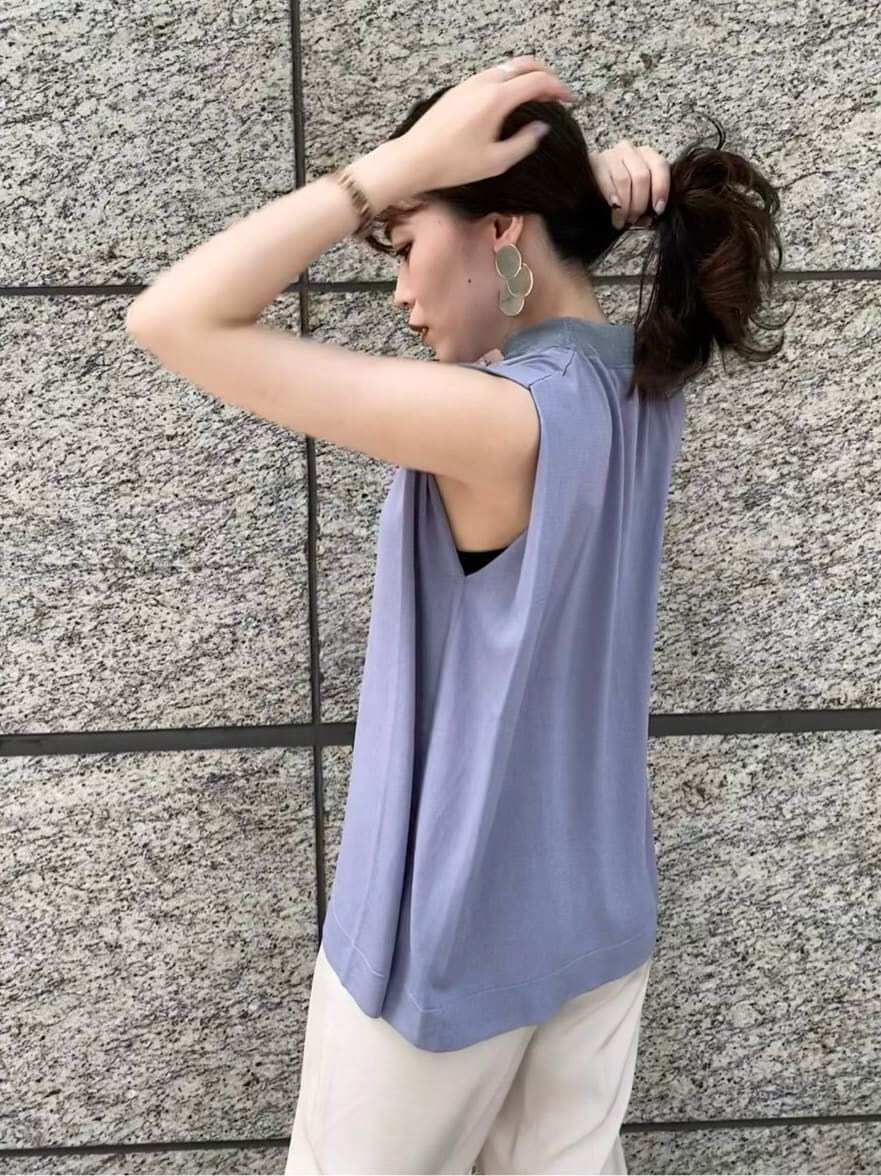 ホワイト系のその他パンツ、ブラック系のその他シューズ、ブルー系のニット/セーターを着用したレディースの夏コーディネートの3枚目の写真