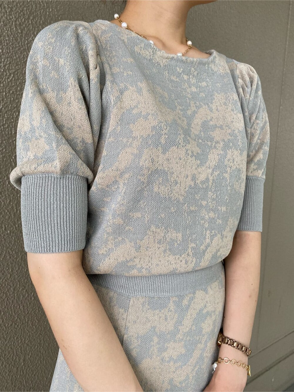 グレー系のスカート、ホワイト系のその他シューズ、ホワイト系のショルダーバッグを着用したレディースの夏コーディネートの4枚目の写真