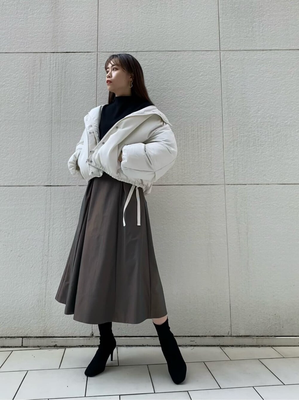 「LAGUNAMOONのストレッチフェイクスエードショートブーツ（ブーツ、ブラック系）」を使った、林さん（レディース・163cm）の秋コーディネートの4枚目の写真