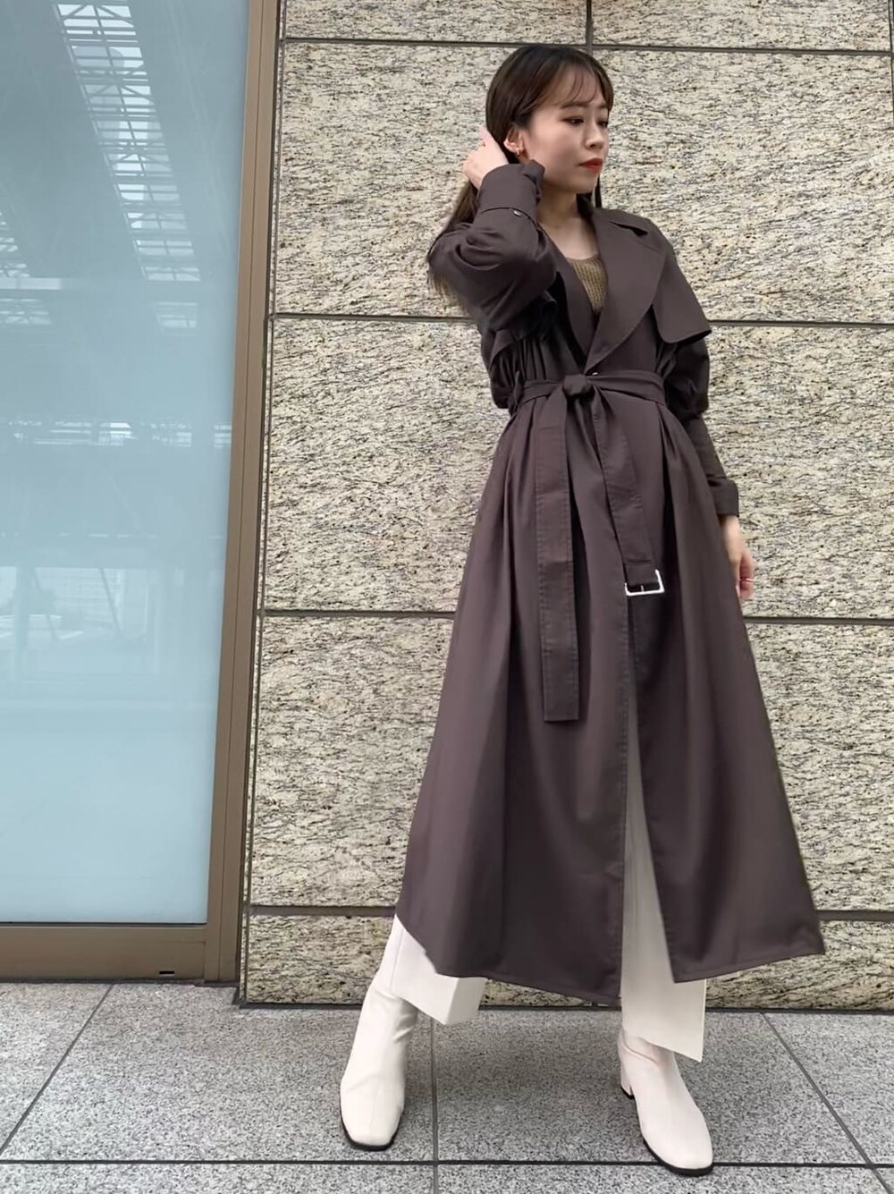 ブラック系のその他シューズ、ブラウン系のその他アウター、ホワイト系のその他パンツを着用したレディースの秋コーディネートの7枚目の写真