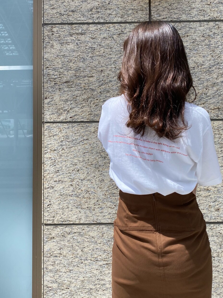 ブラウン系のスカート、ブラック系のその他シューズ、ホワイト系のTシャツ/カットソーを着用したレディースの春コーディネートの4枚目の写真