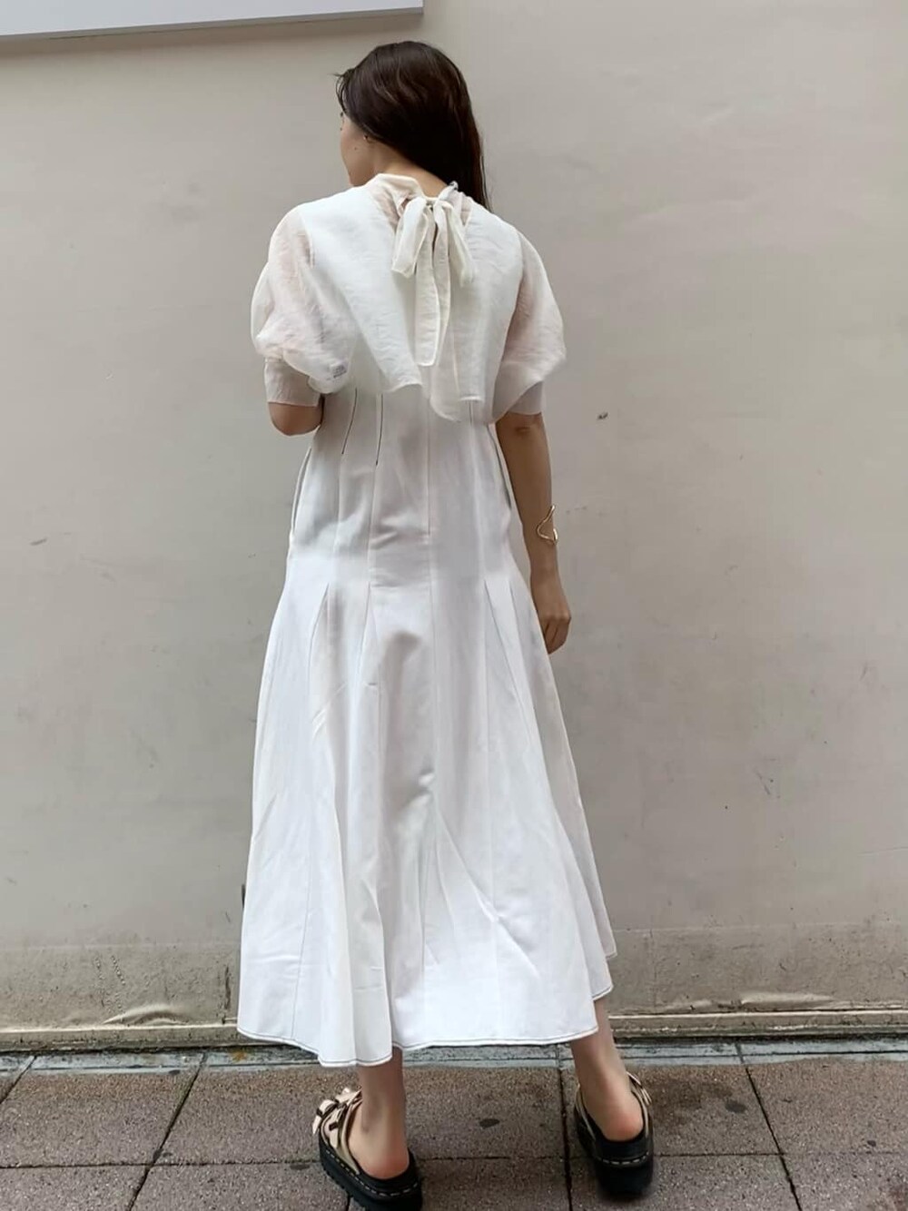 ベージュ系のサンダル、ホワイト系のワンピースを着用したレディースの夏コーディネートの5枚目の写真