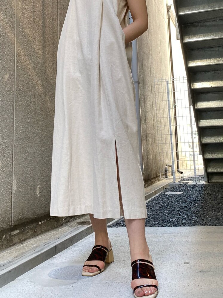 その他のその他シューズ、ホワイト系のワンピースを着用したレディースの夏コーディネートの4枚目の写真