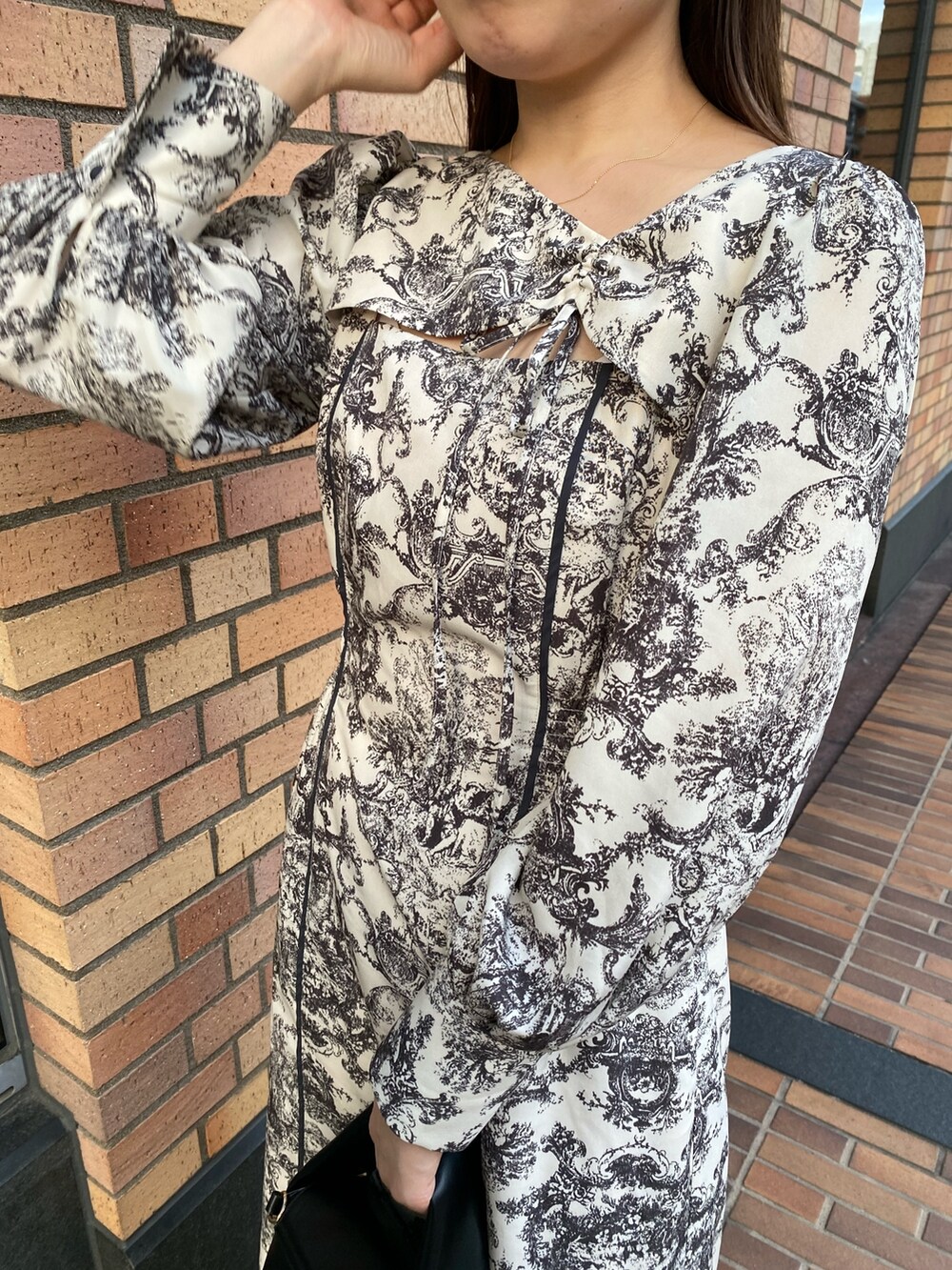 ホワイト系のダウンジャケット/コート、ホワイト系のワンピースを着用したレディースの冬コーディネートの4枚目の写真