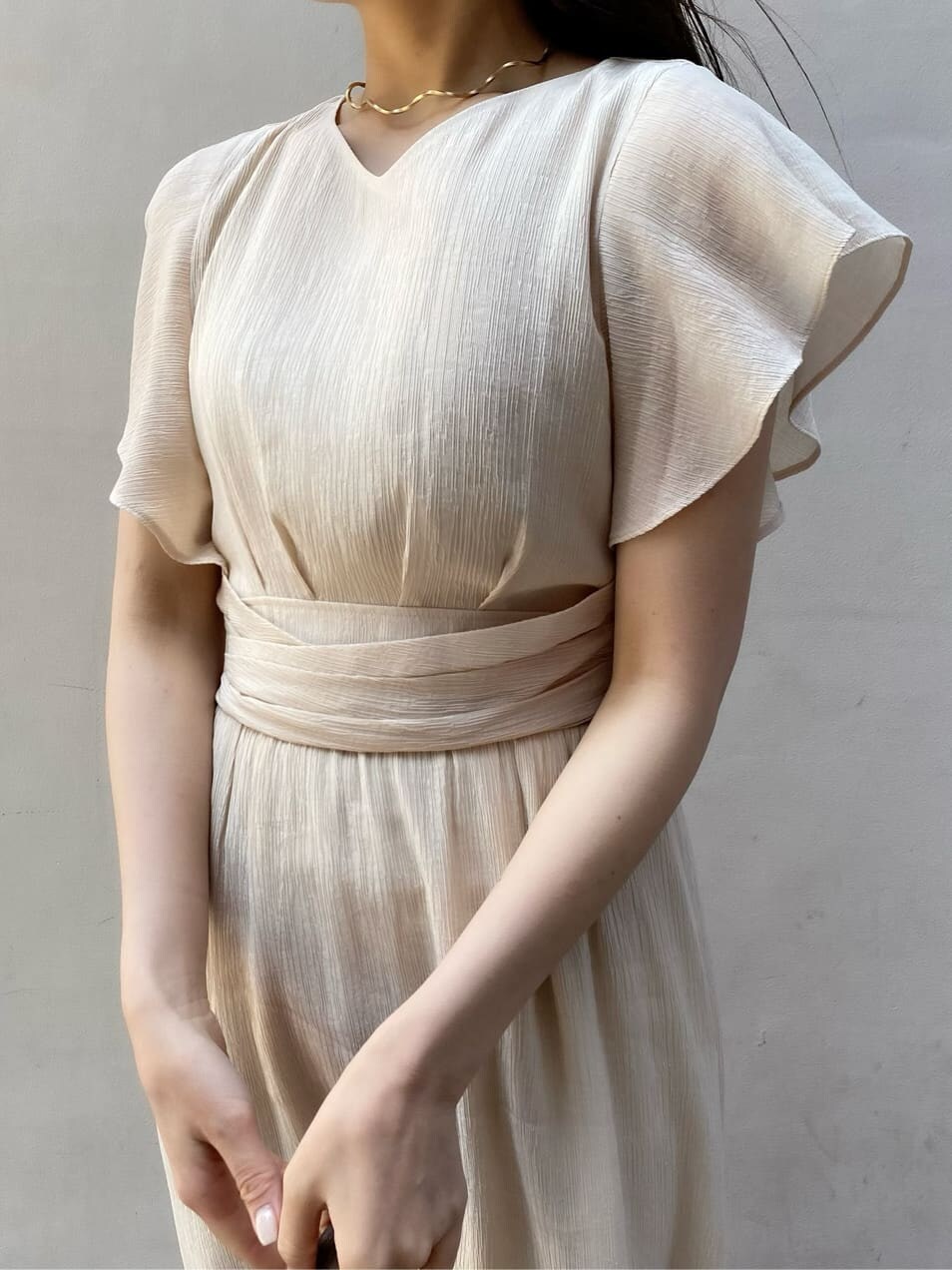 ベージュ系のパンプス、ホワイト系のワンピースを着用したレディースの夏コーディネートの3枚目の写真