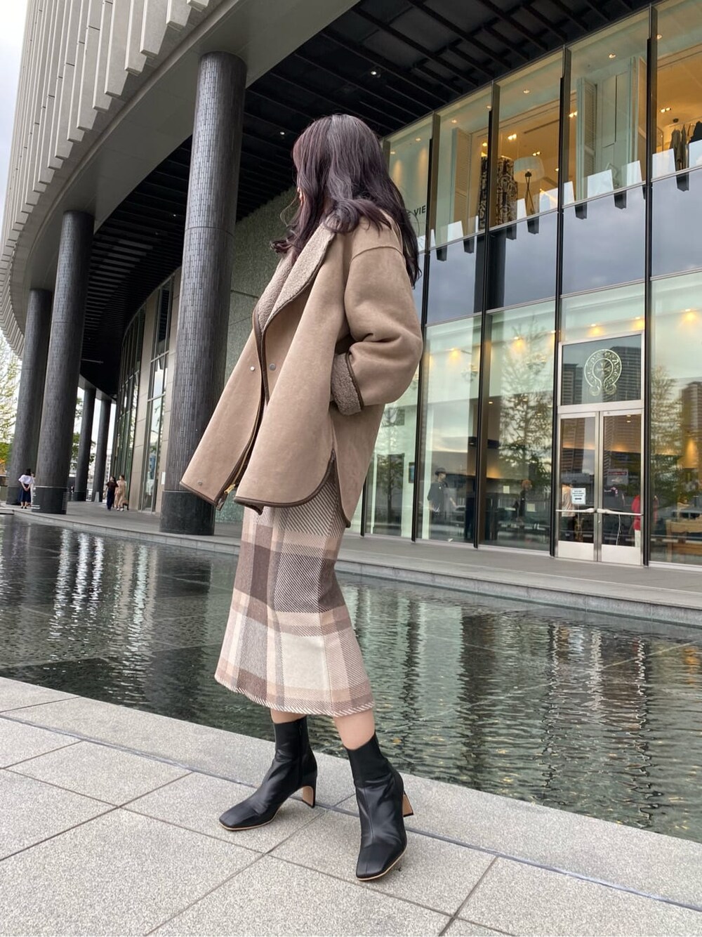 ブラック系のその他シューズ、ベージュ系のその他アウター、ベージュ系のその他アウターを着用したレディースの秋コーディネートの5枚目の写真