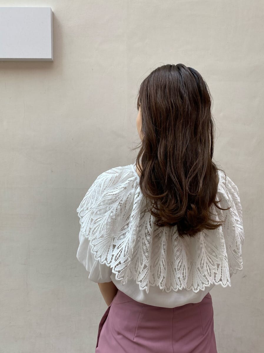 ホワイト系のシャツ/ブラウス、ホワイト系のハンドバッグ、ピンク系のその他パンツを着用したレディースの春コーディネートの3枚目の写真