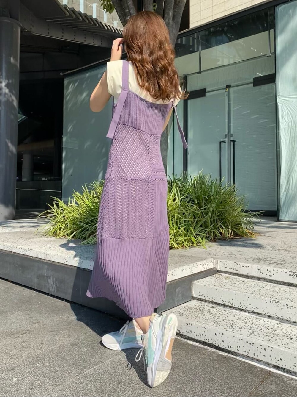 パープル系のワンピース、ホワイト系のスニーカーを着用したレディースの夏コーディネートの3枚目の写真