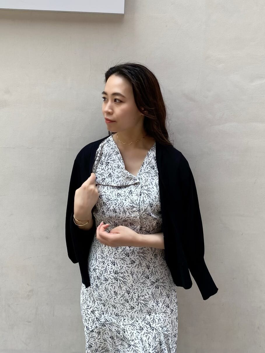 ブラック系のカーディガン/ボレロ、ホワイト系のワンピースを着用したレディースの夏コーディネートの3枚目の写真