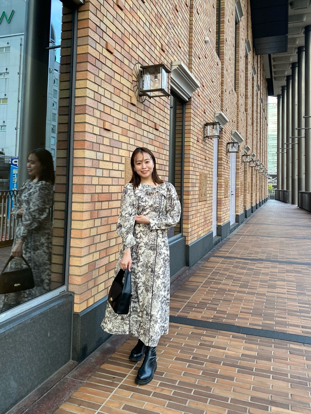 ホワイト系のダウンジャケット/コート、ホワイト系のワンピースを着用したレディースの冬コーディネートの3枚目の写真