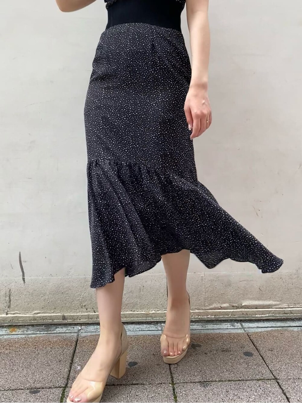 その他のパンプス、ブラック系のワンピース、ゴールド系のネックレスを着用したレディースの夏コーディネートの4枚目の写真