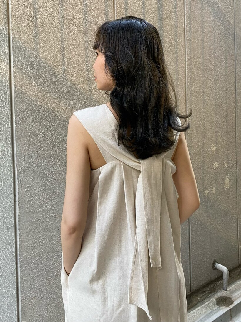 その他のその他シューズ、ホワイト系のワンピースを着用したレディースの夏コーディネートの2枚目の写真