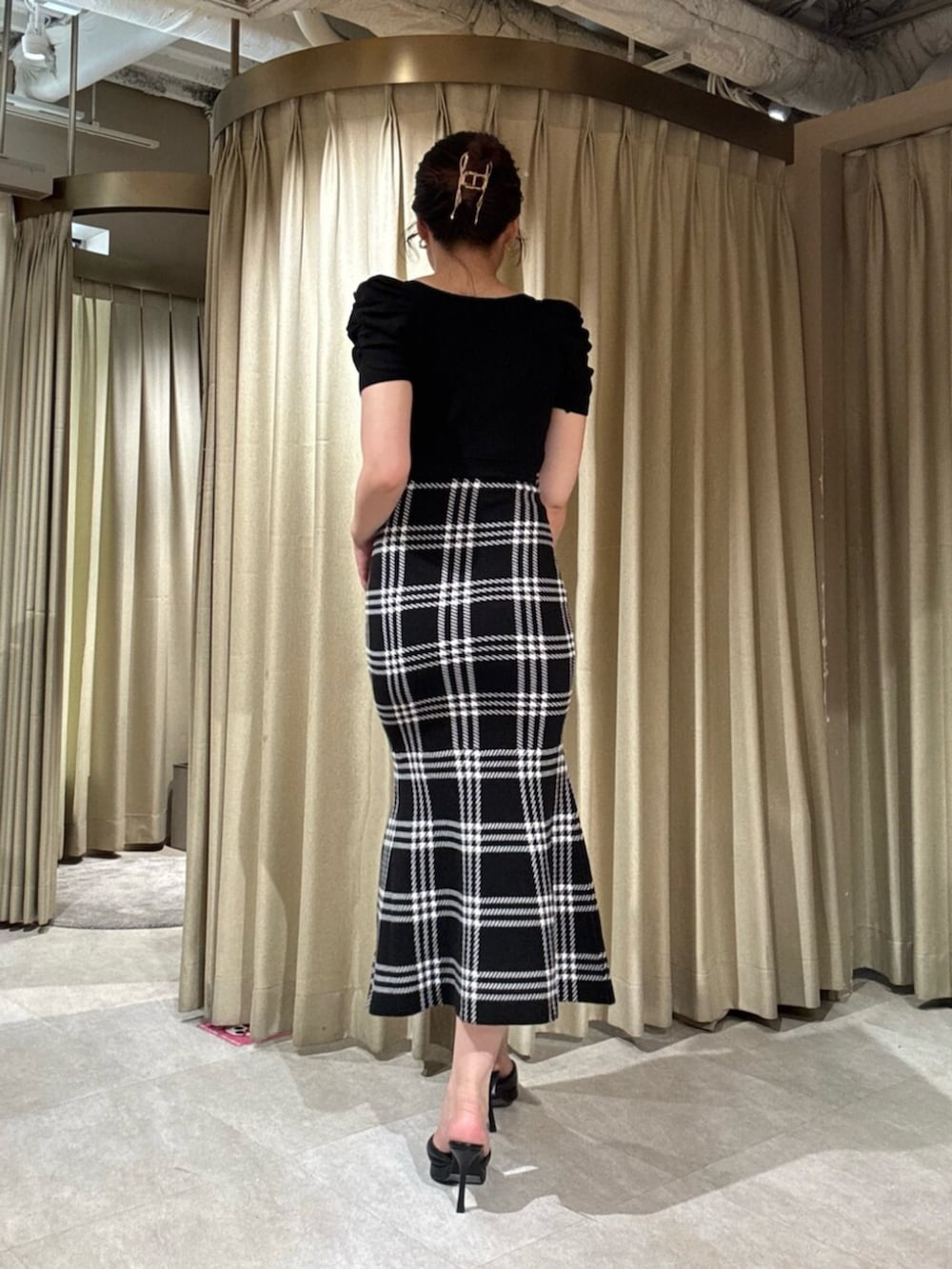 ブラック系のパンプス、ブラック系のワンピースを着用したレディースの秋コーディネートの3枚目の写真