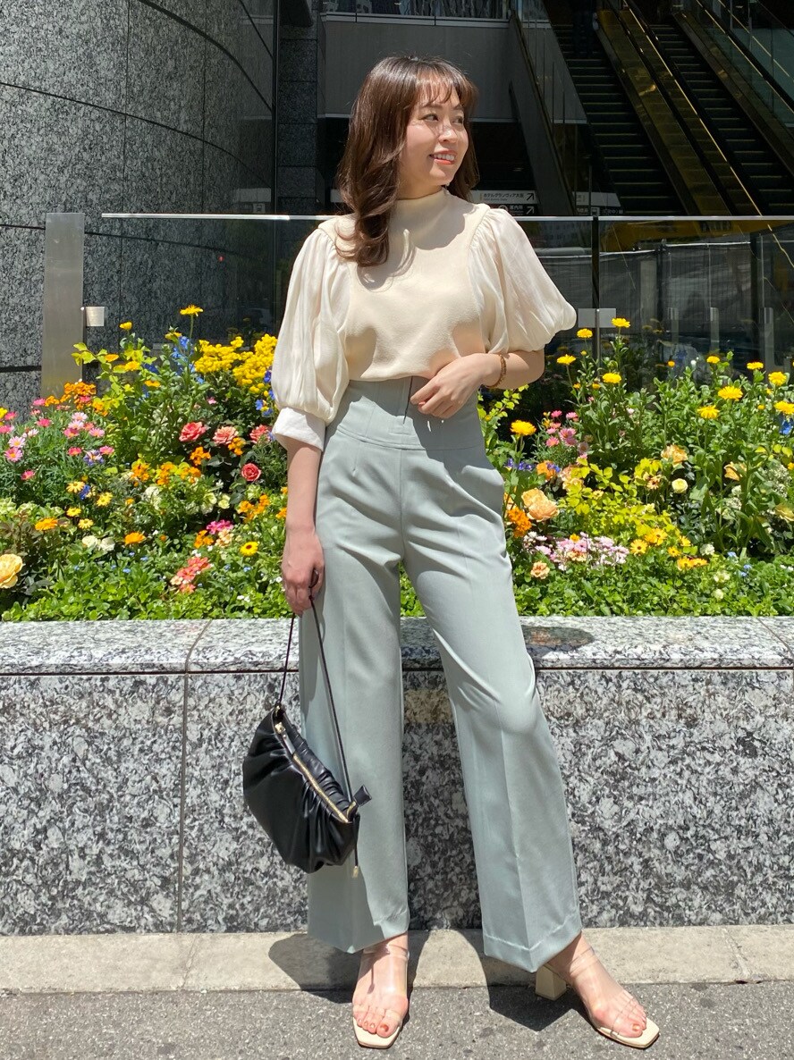 ブラック系のハンドバッグ、グリーン系のその他パンツ、その他のその他シューズを着用したレディースの春コーディネートの2枚目の写真