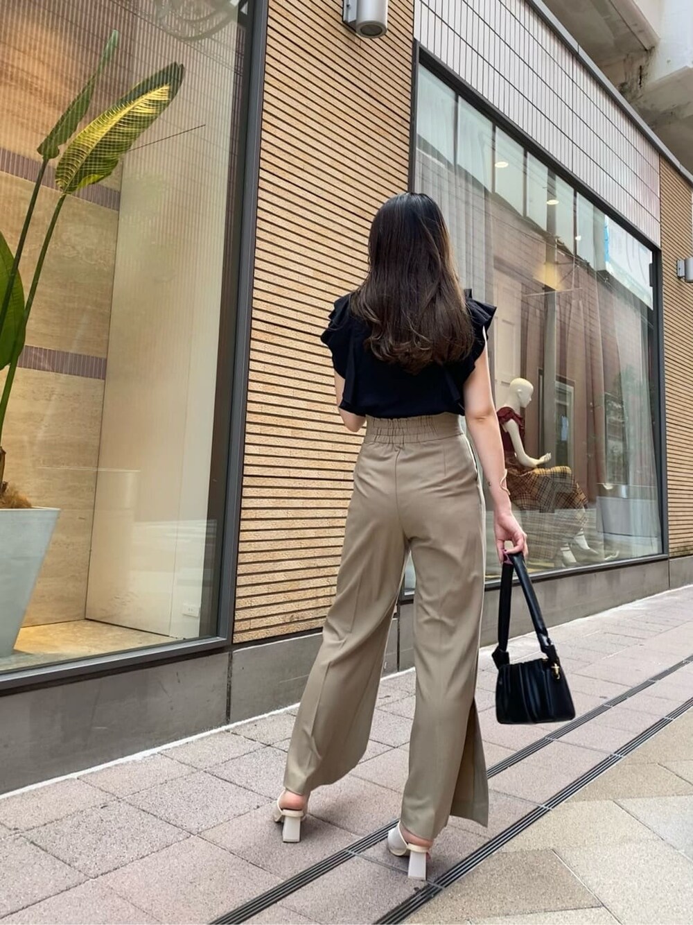ベージュ系のその他パンツ、ブラック系のハンドバッグ、ブラック系のシャツ/ブラウスを着用したレディースの夏コーディネートの3枚目の写真