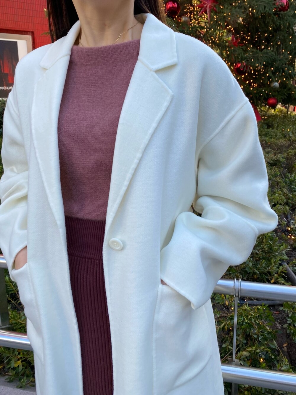 ホワイト系のその他アウター、ピンク系のワンピースを着用したレディースの秋コーディネートの6枚目の写真