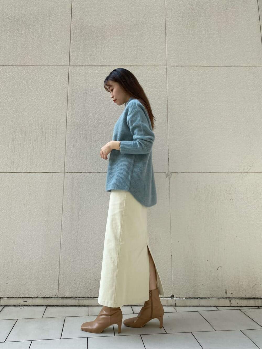 ベージュ系のその他シューズ、ホワイト系のスカート、グリーン系のニット/セーターを着用したレディースの秋コーディネートの3枚目の写真
