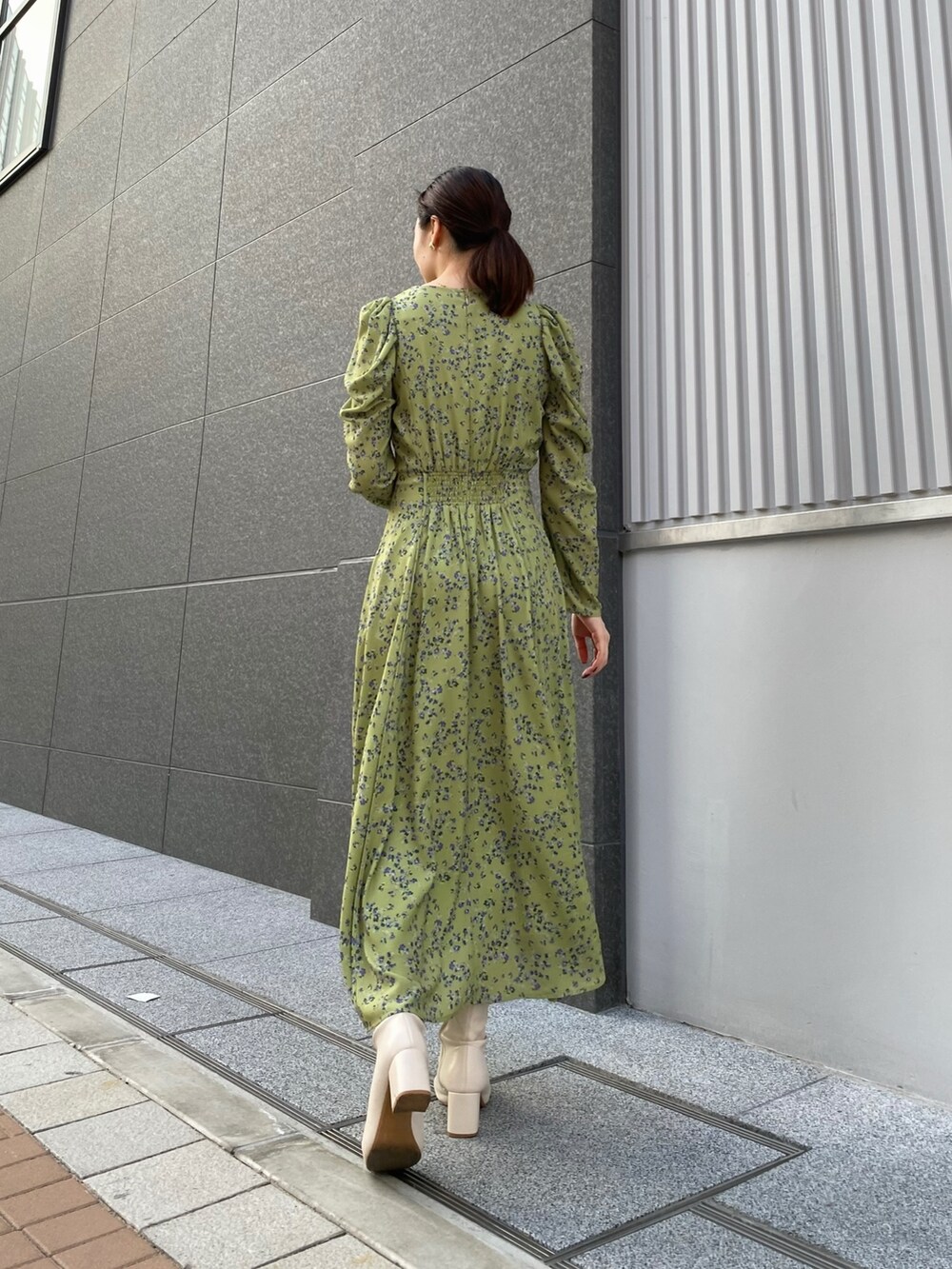 グリーン系のワンピースを着用したレディースの冬コーディネートの3枚目の写真