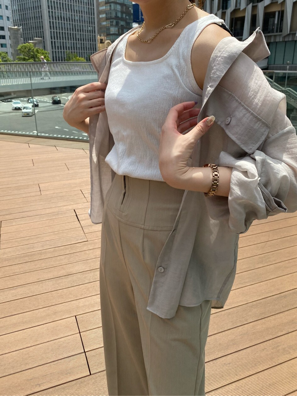 グレー系のシャツ/ブラウス、ベージュ系のその他パンツ、ホワイト系のTシャツ/カットソーを着用したレディースの春コーディネートの3枚目の写真