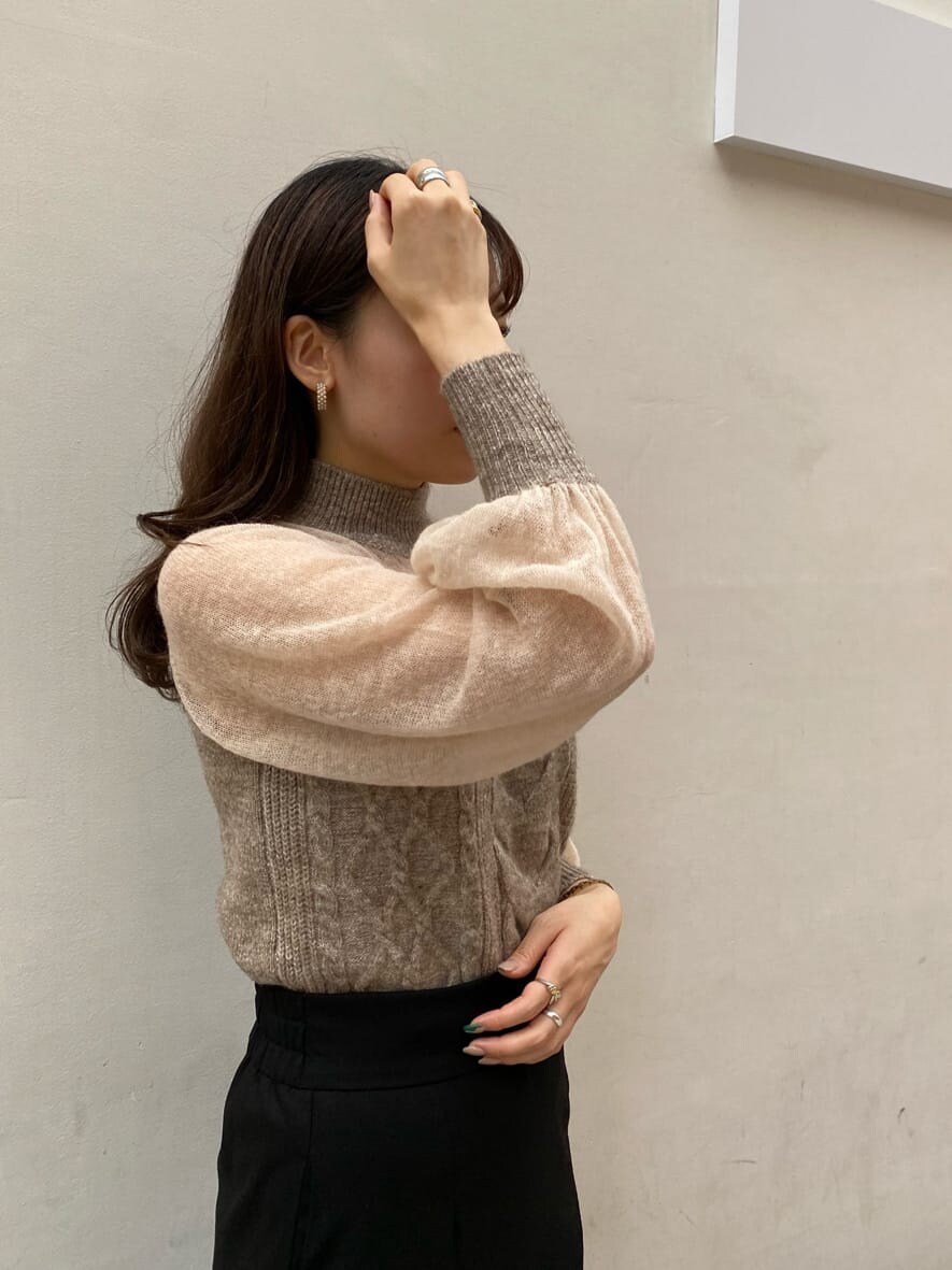 ブラック系のブーツ、ホワイト系のノーカラーコート、ブラック系のスカートを着用したレディースの秋コーディネートの2枚目の写真