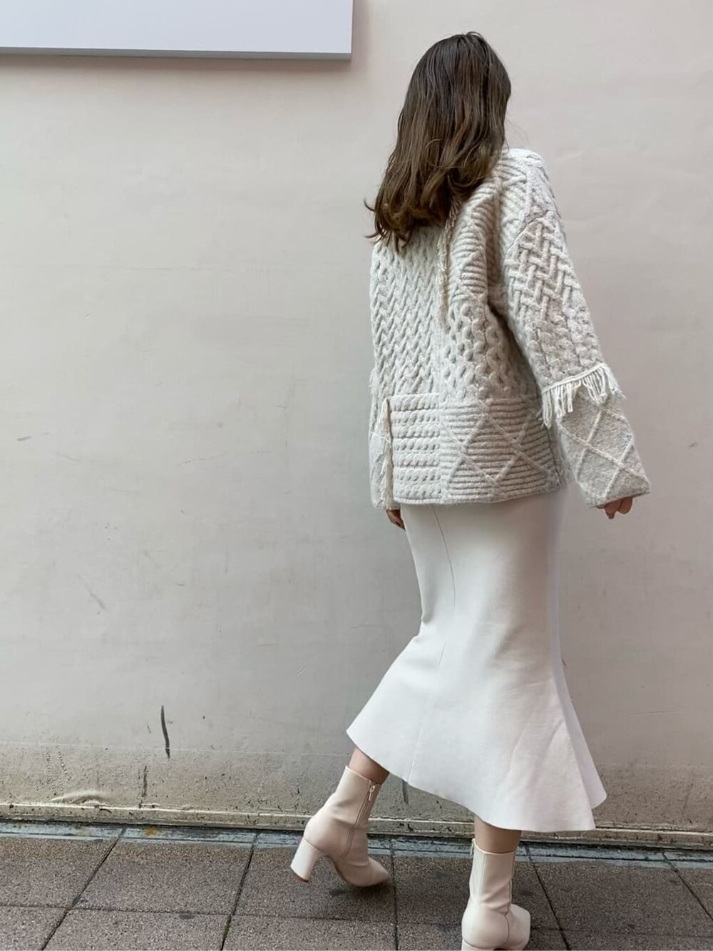 ホワイト系のその他シューズ、ホワイト系のスカート、ホワイト系のニット/セーターを着用したレディースの冬コーディネートの3枚目の写真