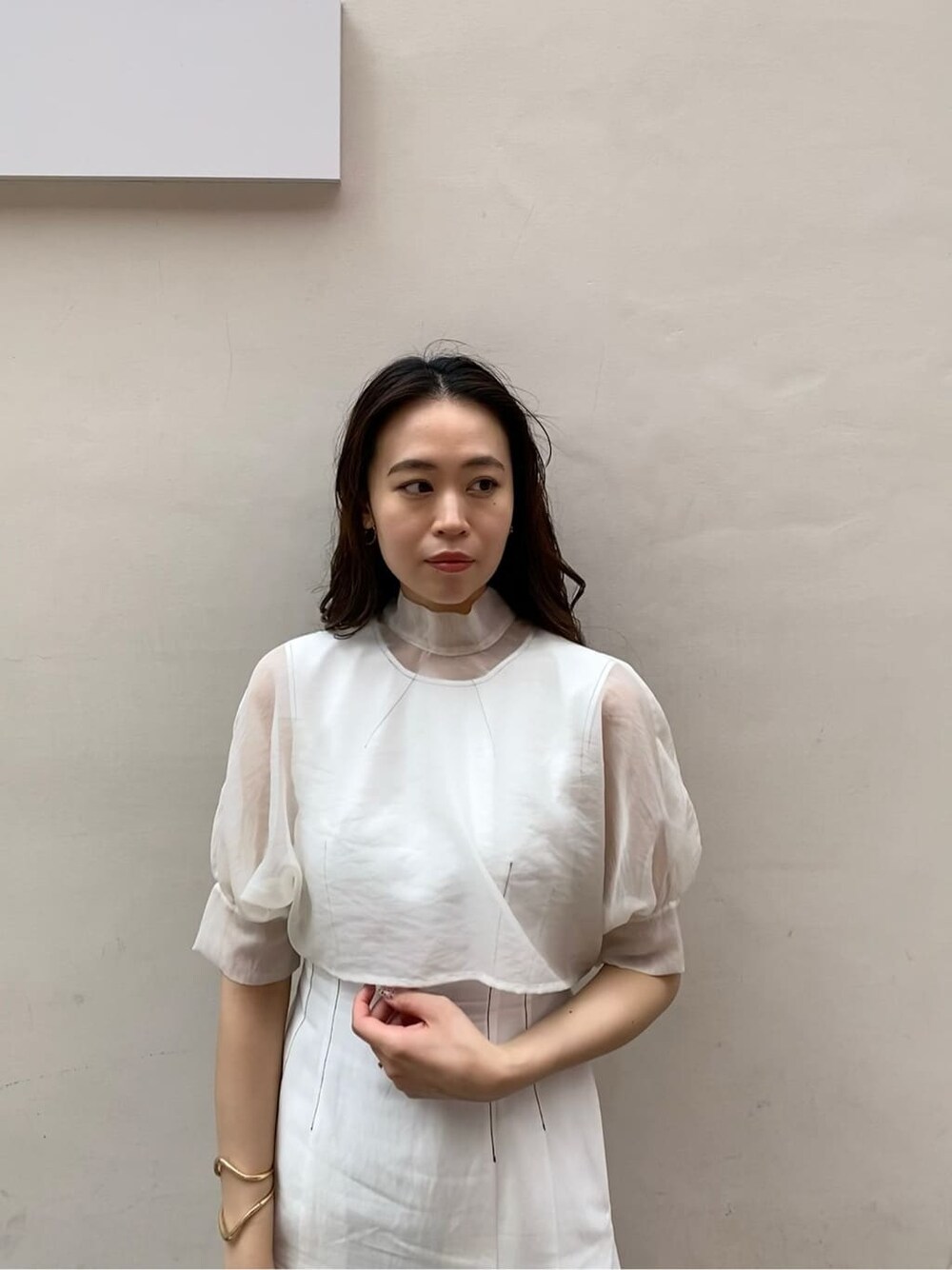 ベージュ系のサンダル、ホワイト系のワンピースを着用したレディースの夏コーディネートの4枚目の写真