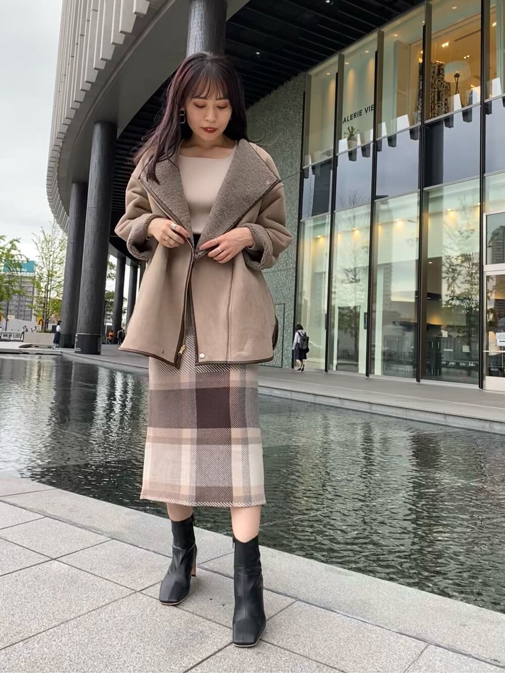 ブラック系のその他シューズ、ベージュ系のその他アウター、ベージュ系のその他アウターを着用したレディースの秋コーディネートの4枚目の写真