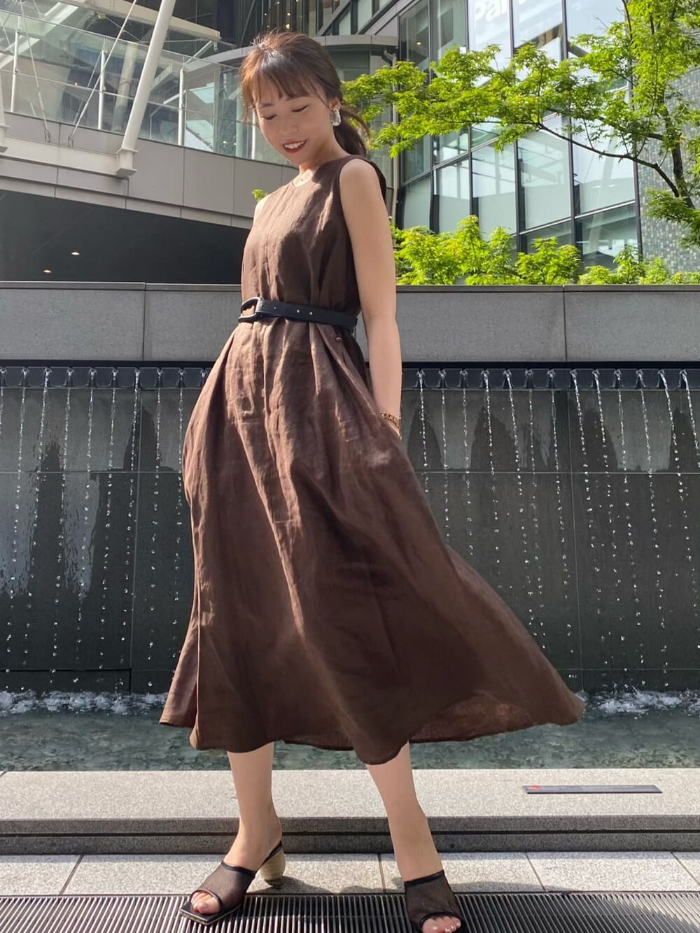 ブラック系のその他シューズ、ブラウン系のワンピース、ブラック系のベルトを着用したレディースの夏コーディネートの2枚目の写真