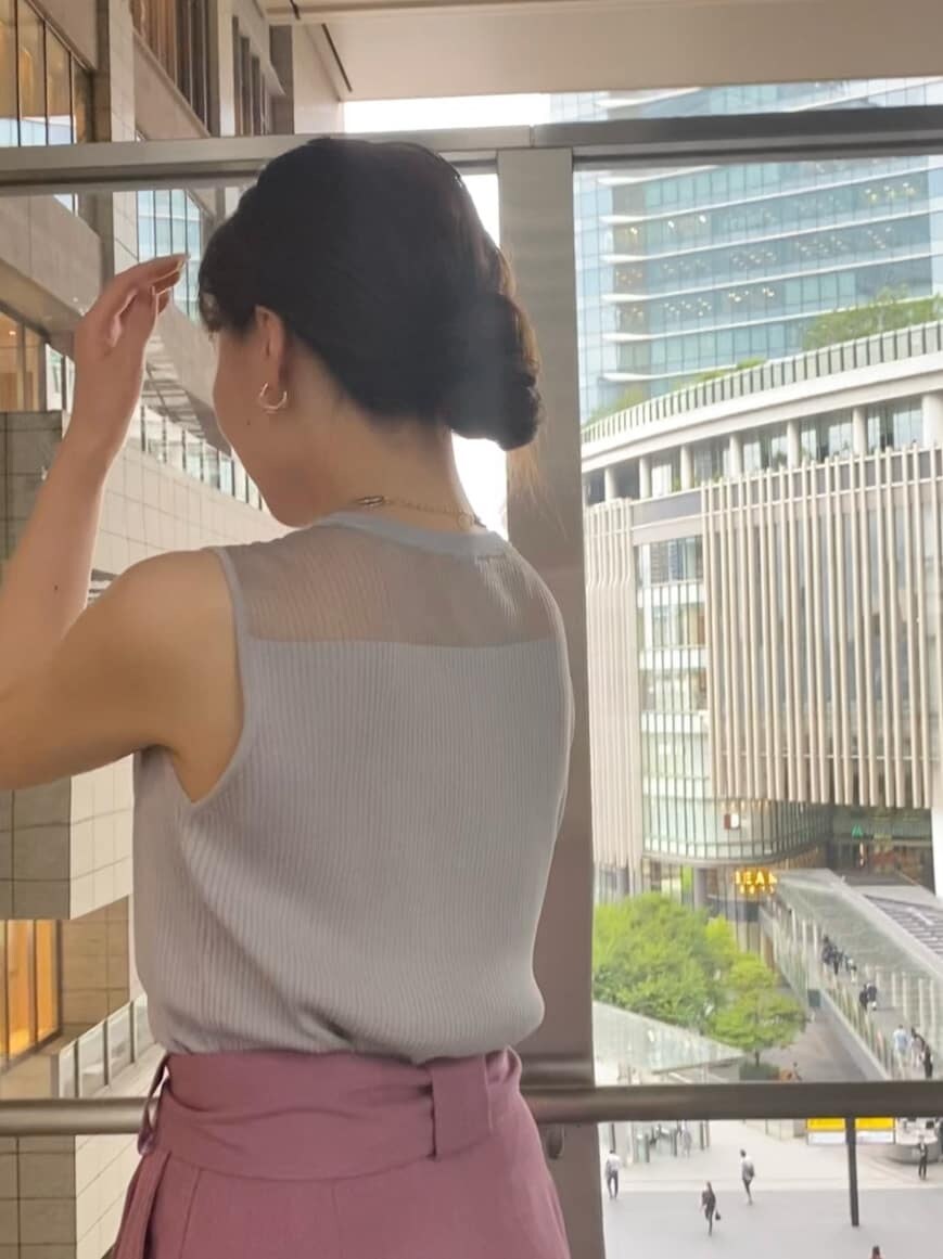 ピンク系のその他パンツ、ブラック系のその他シューズ、グレー系のニット/セーターを着用したレディースの夏コーディネートの4枚目の写真