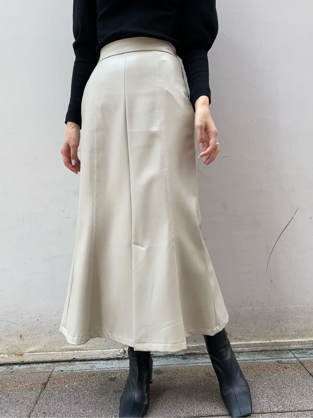 ホワイト系のスカート、ブラック系のその他シューズ、その他のテーラードジャケットを着用したレディースの秋コーディネートの6枚目の写真