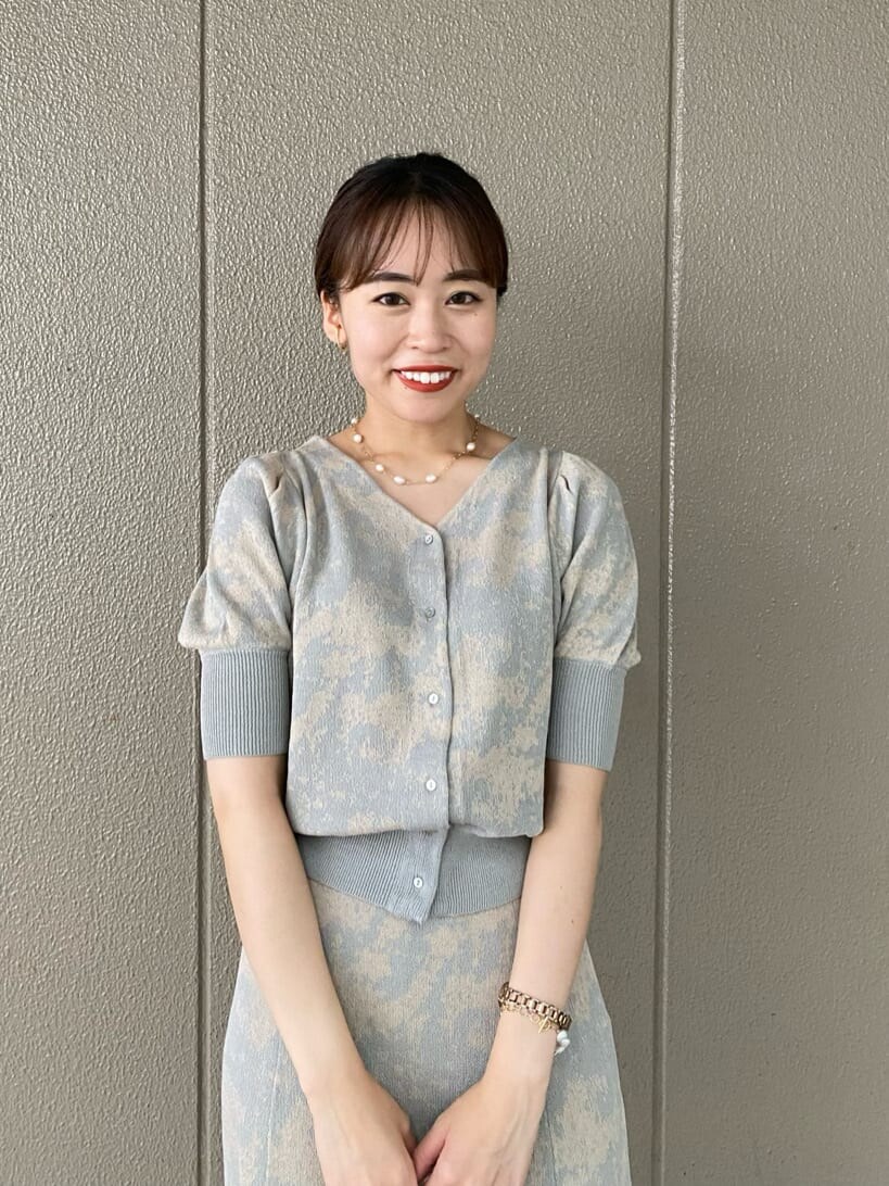 グレー系のスカート、ホワイト系のその他シューズ、ホワイト系のショルダーバッグを着用したレディースの夏コーディネートの2枚目の写真