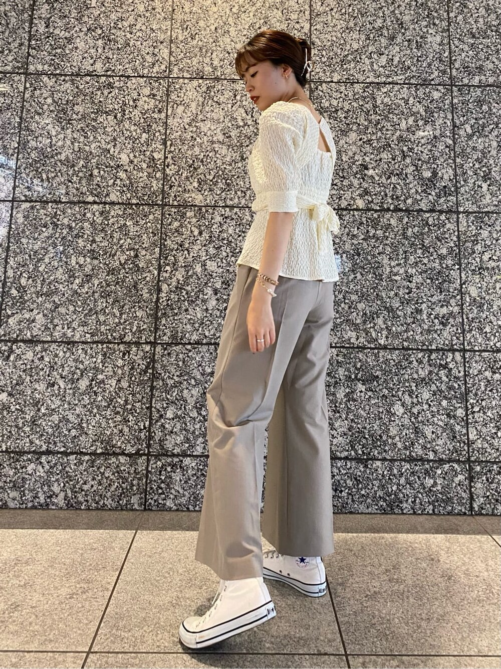 ホワイト系のシャツ/ブラウス、グレー系のその他パンツ、ホワイト系のネックレスを着用したレディースの夏コーディネートの4枚目の写真