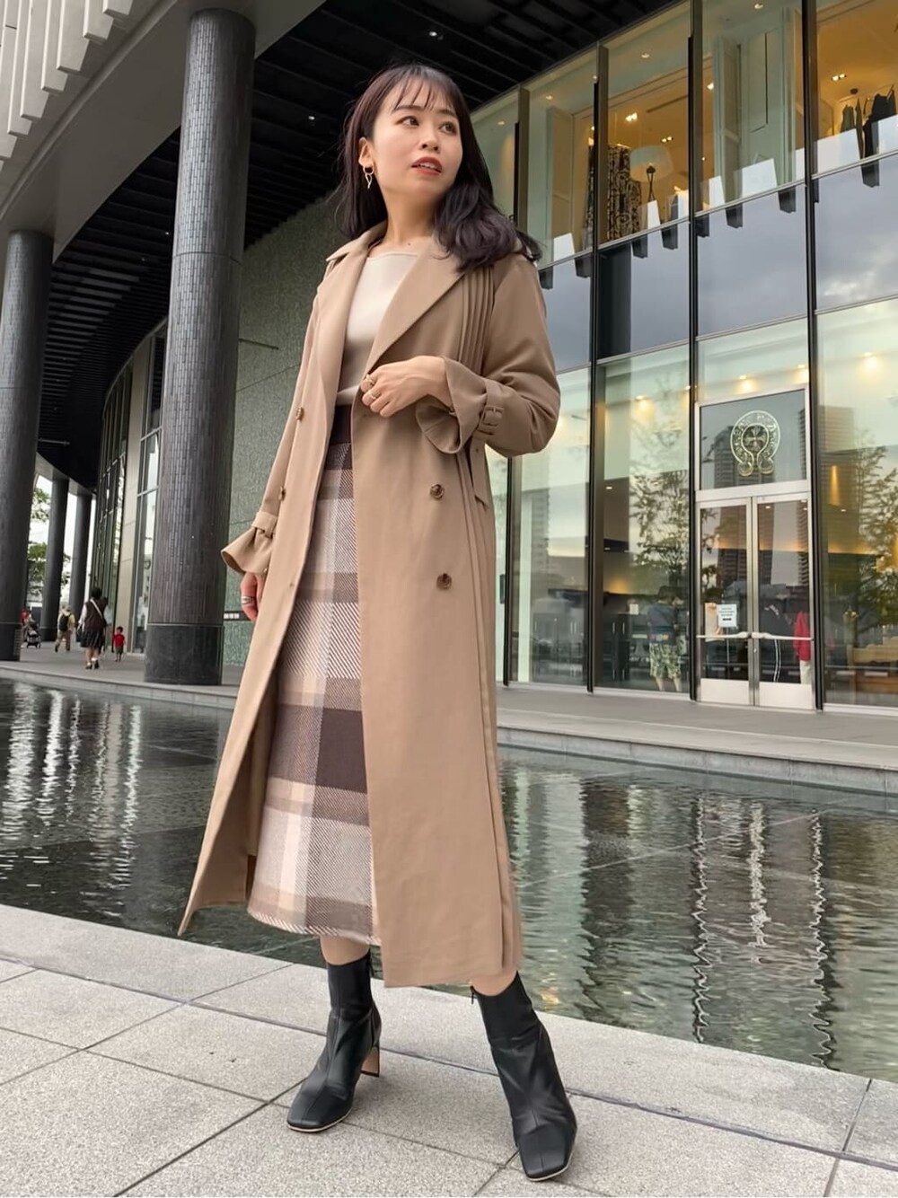 ブラック系のその他シューズ、ベージュ系のその他アウター、ベージュ系のその他アウターを着用したレディースの秋コーディネートの6枚目の写真