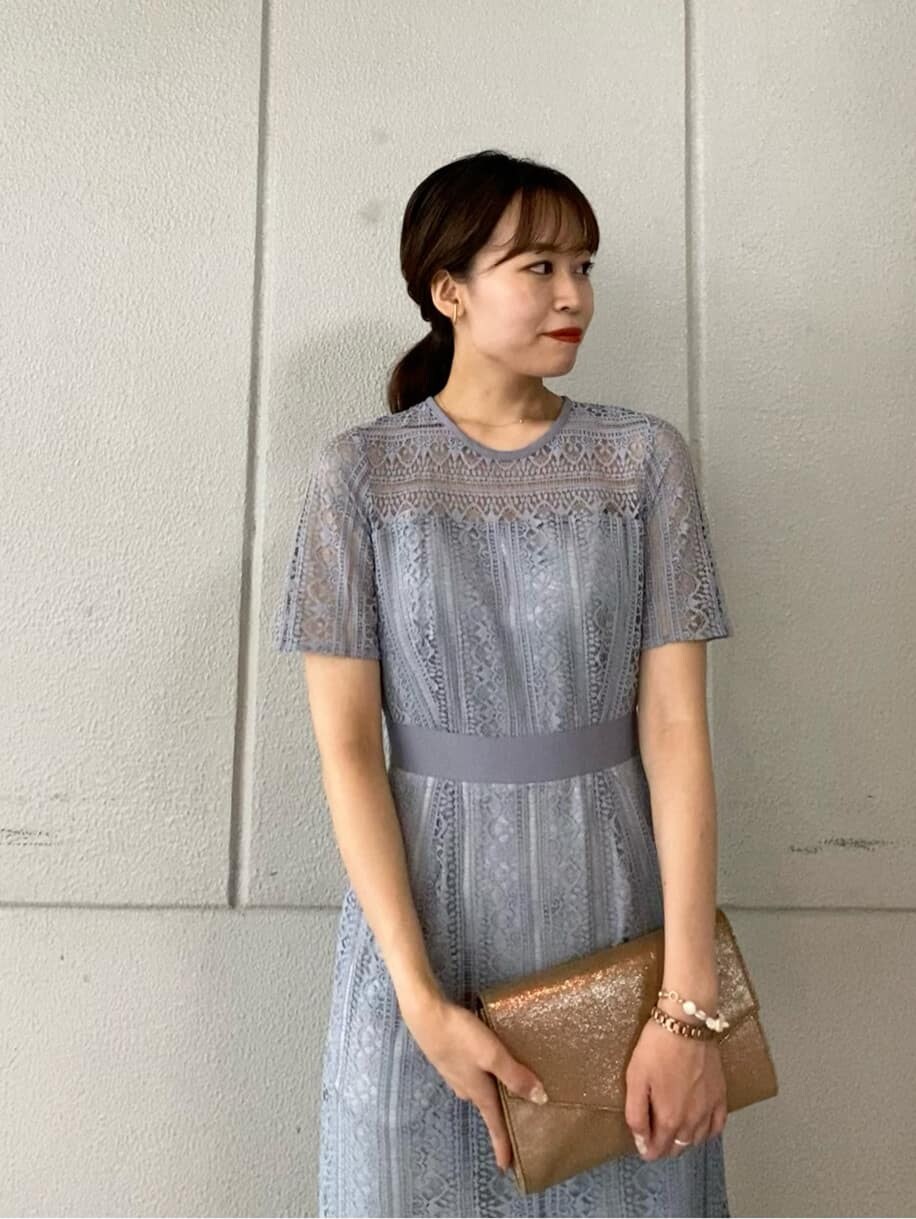 ゴールド系のパンプス、ゴールド系のクラッチバッグ、ブルー系のドレスを着用したレディースの夏コーディネートの5枚目の写真