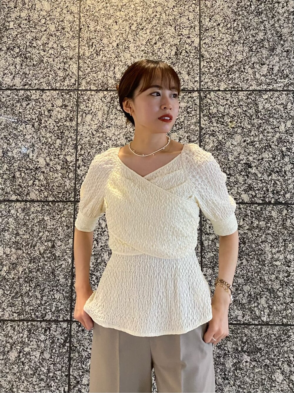 ホワイト系のシャツ/ブラウス、グレー系のその他パンツ、ホワイト系のネックレスを着用したレディースの夏コーディネートの3枚目の写真