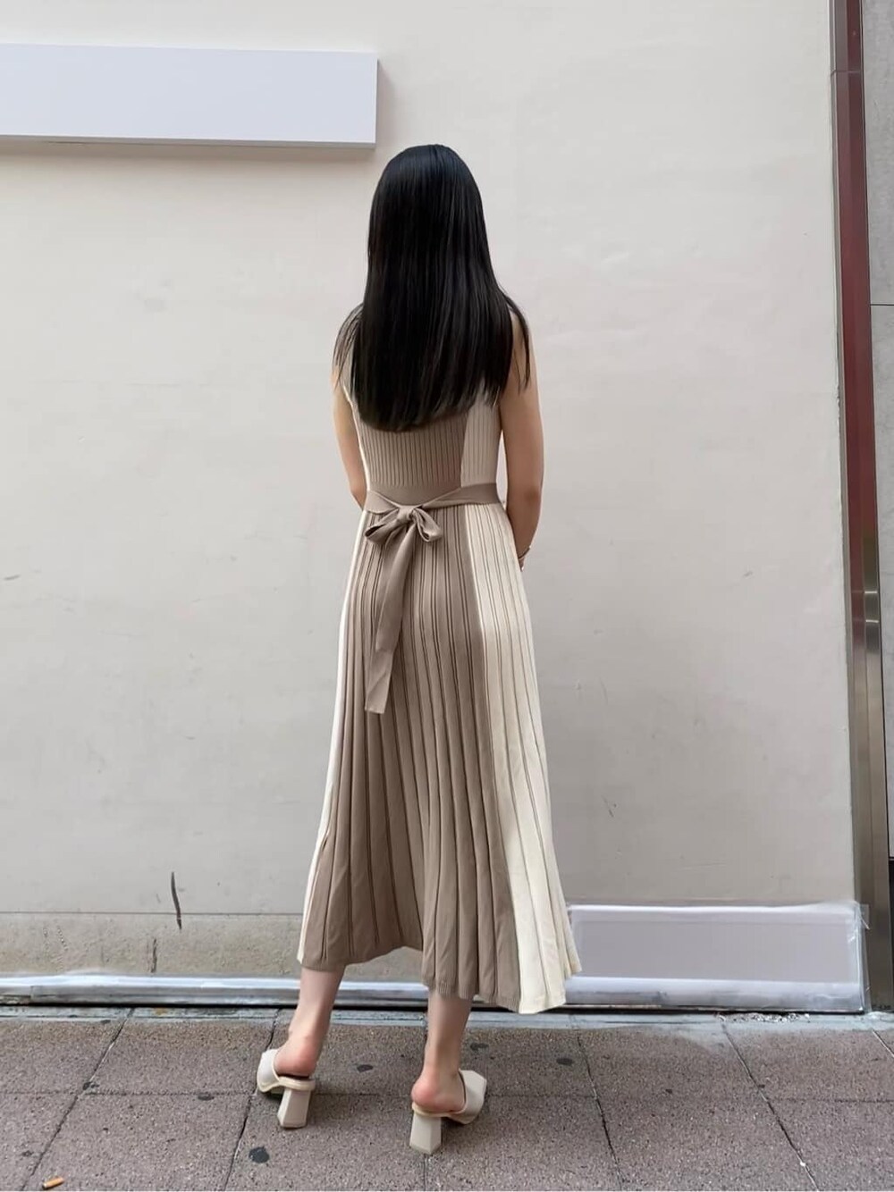 ベージュ系のワンピースを着用したレディースの夏コーディネートの5枚目の写真