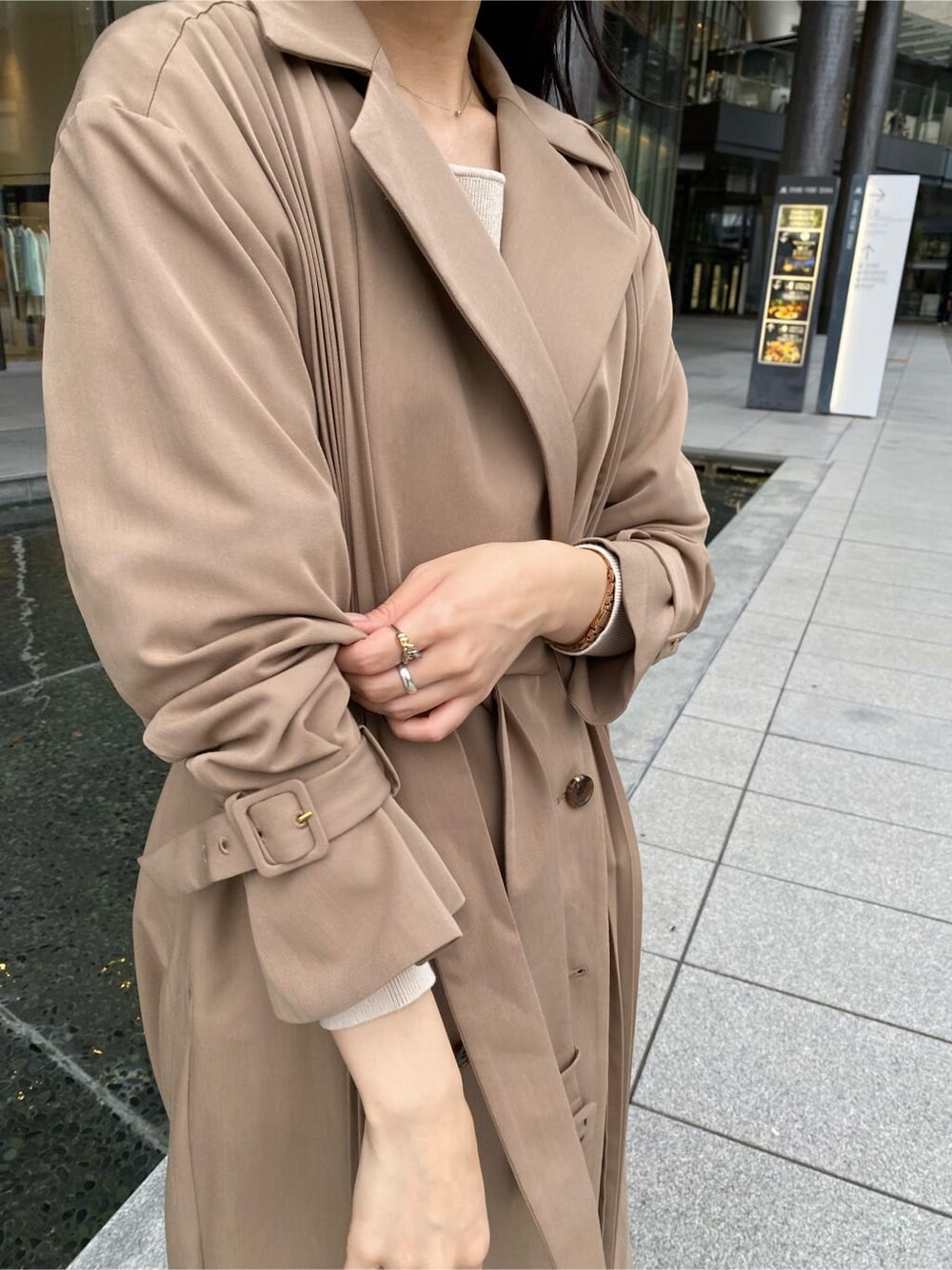 ブラック系のその他シューズ、ベージュ系のその他アウター、ベージュ系のその他アウターを着用したレディースの秋コーディネートの7枚目の写真