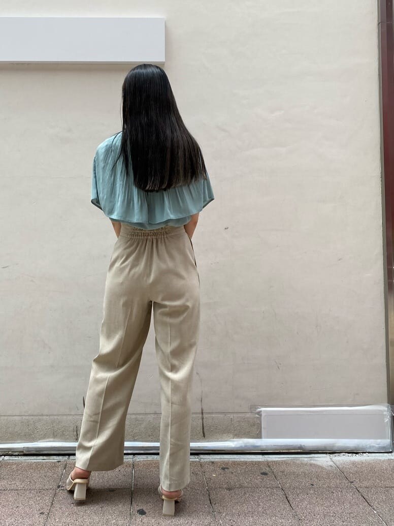 ベージュ系のその他パンツ、グリーン系のシャツ/ブラウス、ホワイト系のサンダルを着用したレディースの夏コーディネートの3枚目の写真